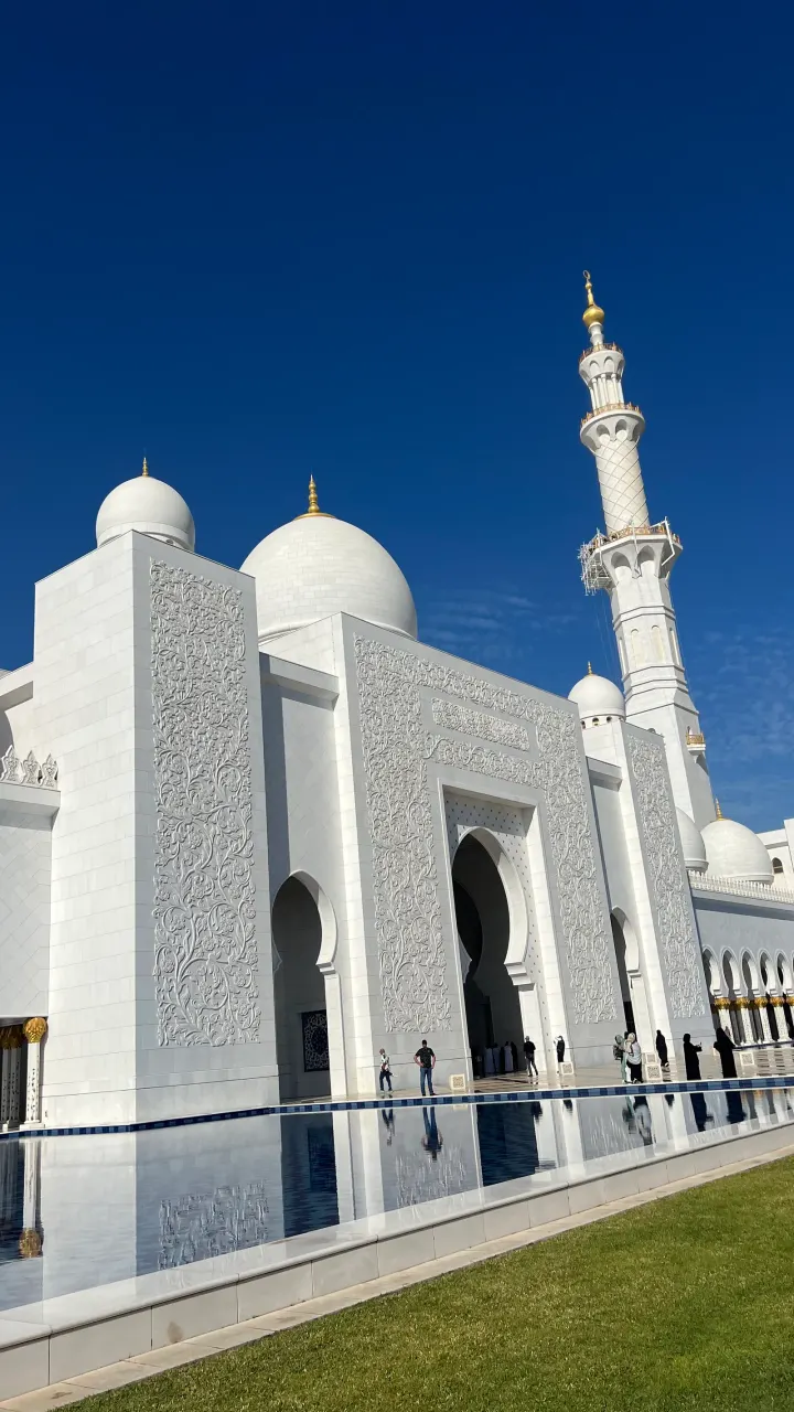 Die Scheich-Zayed-Moschee in Abu Dhabi