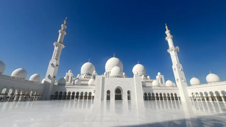Im Innenhof der Scheich-Zayed-Moschee