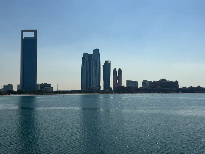 Die Skyline von Abu Dhabi mit den Etihad Towers