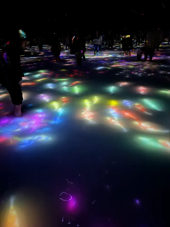Bunte Lichtinstallation in Tokio