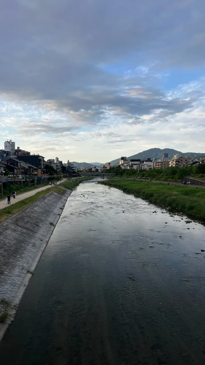 Kamo-Fluss in der Abenddämmerung, Kyoto