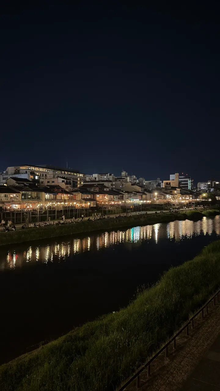 Der Kamo-Fluss bei Nacht, Kyoto