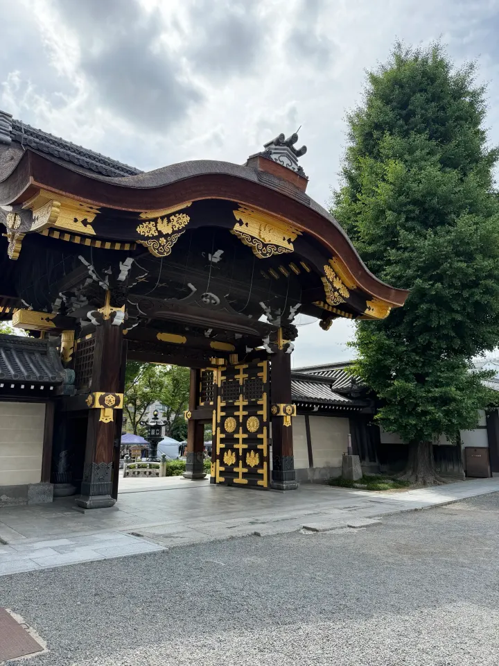 Schwarz-goldener Schreinpavillon in Kyoto