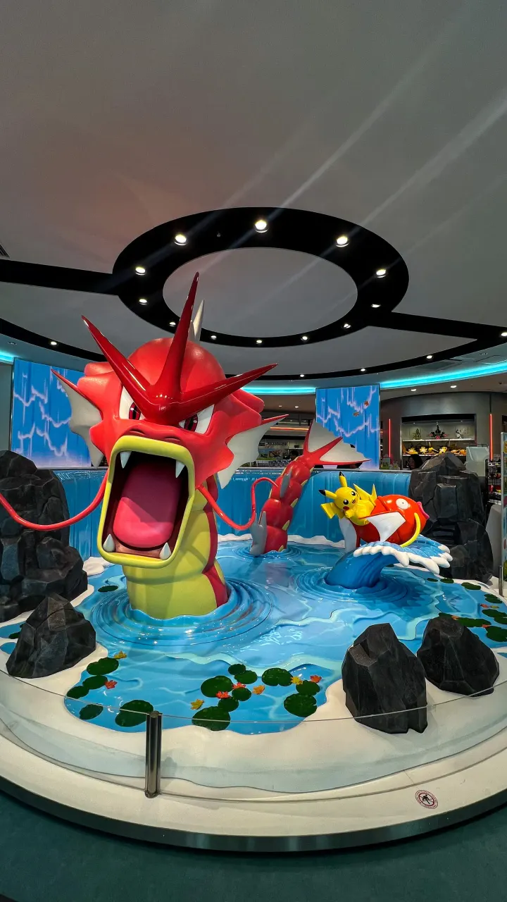 Gyarados-Skulptur im Pokémon Center, Hiroshima