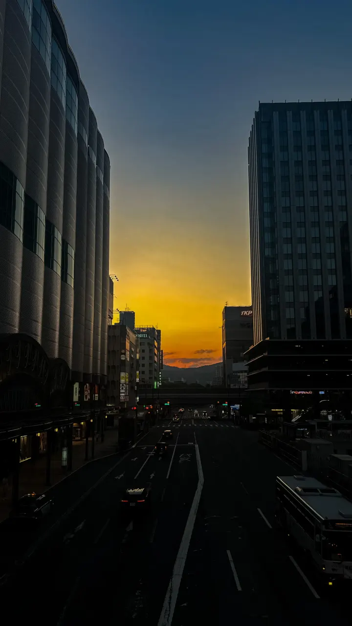 Sonnenuntergang über den Straßen von Hiroshima