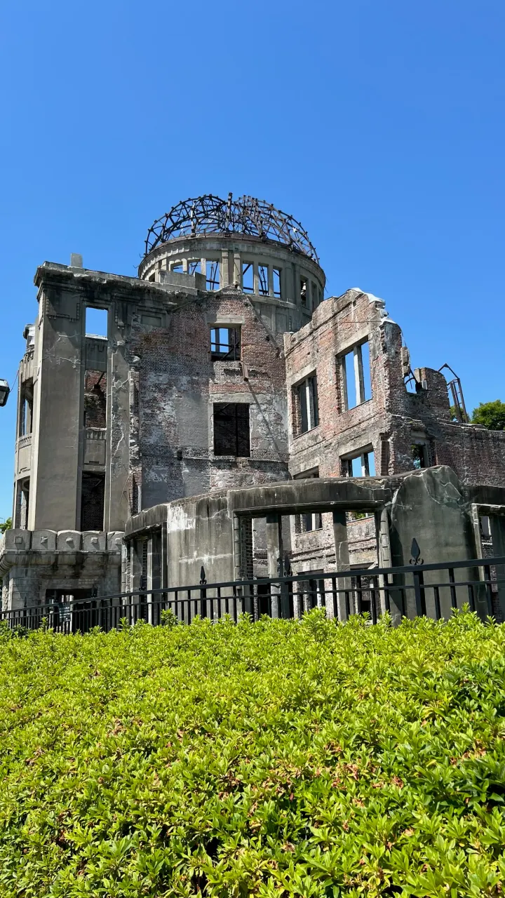 Atombombenkuppel unter blauem Himmel, Hiroshima