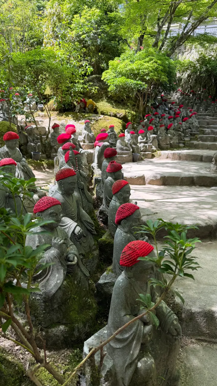Jizo-Statuen mit roten Mützen, Miyajima