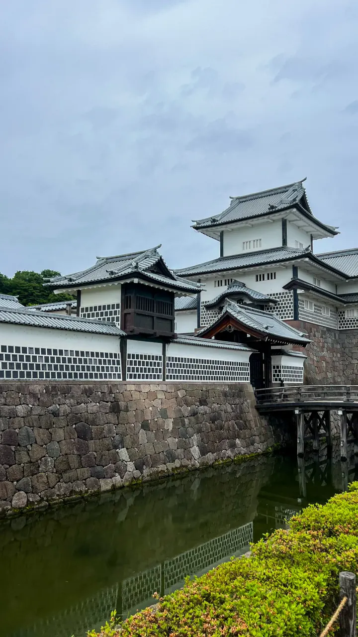 Burg Kanazawa über dem Burggraben