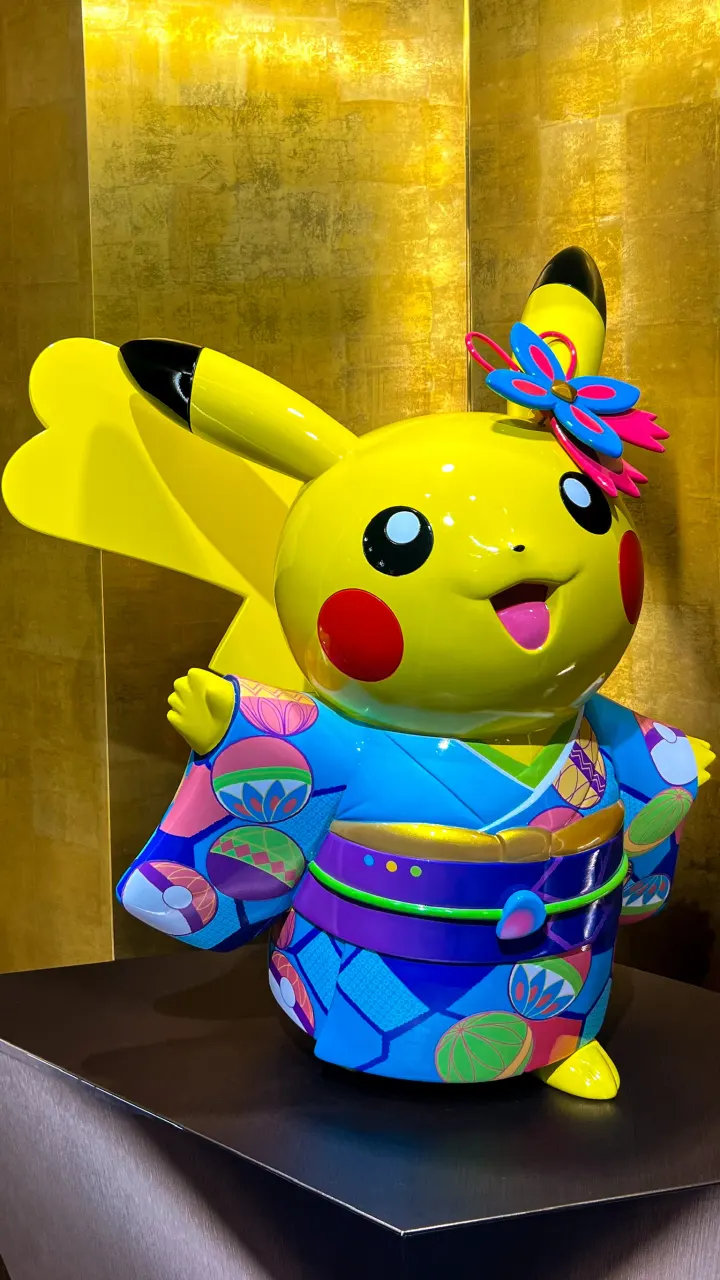 Pikachu im Kimono vor Blattgold, Kanazawa