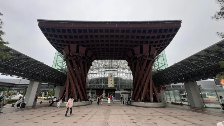 Hölzernes Tsuzumi-Tor am Bahnhof, Kanazawa