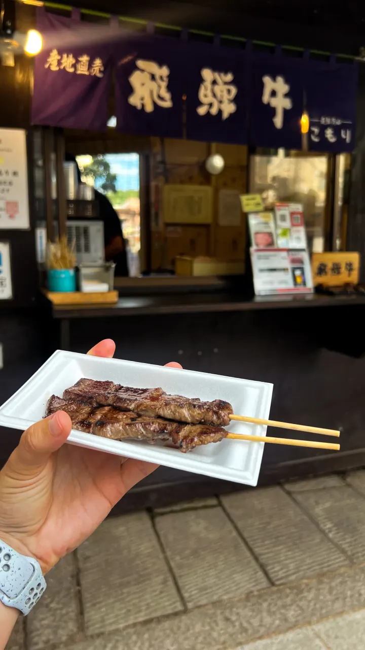 Hida-Rind-Spieße vom Stand in Takayama