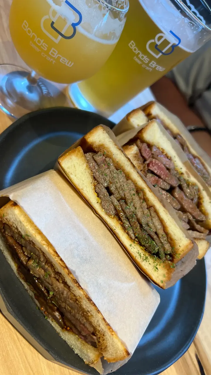 Rindersteak-Sandwich mit Craft-Bier, Takayama