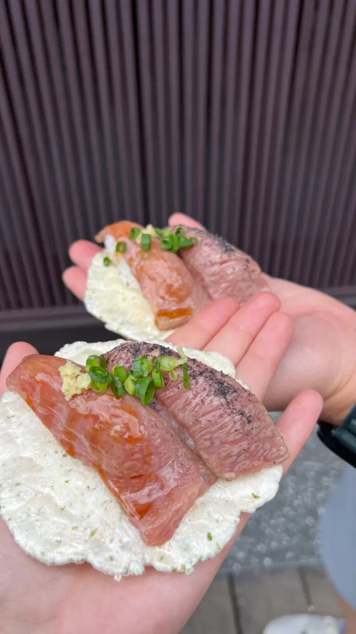 Hida-Rind-Nigiri auf Reiscracker, Takayama