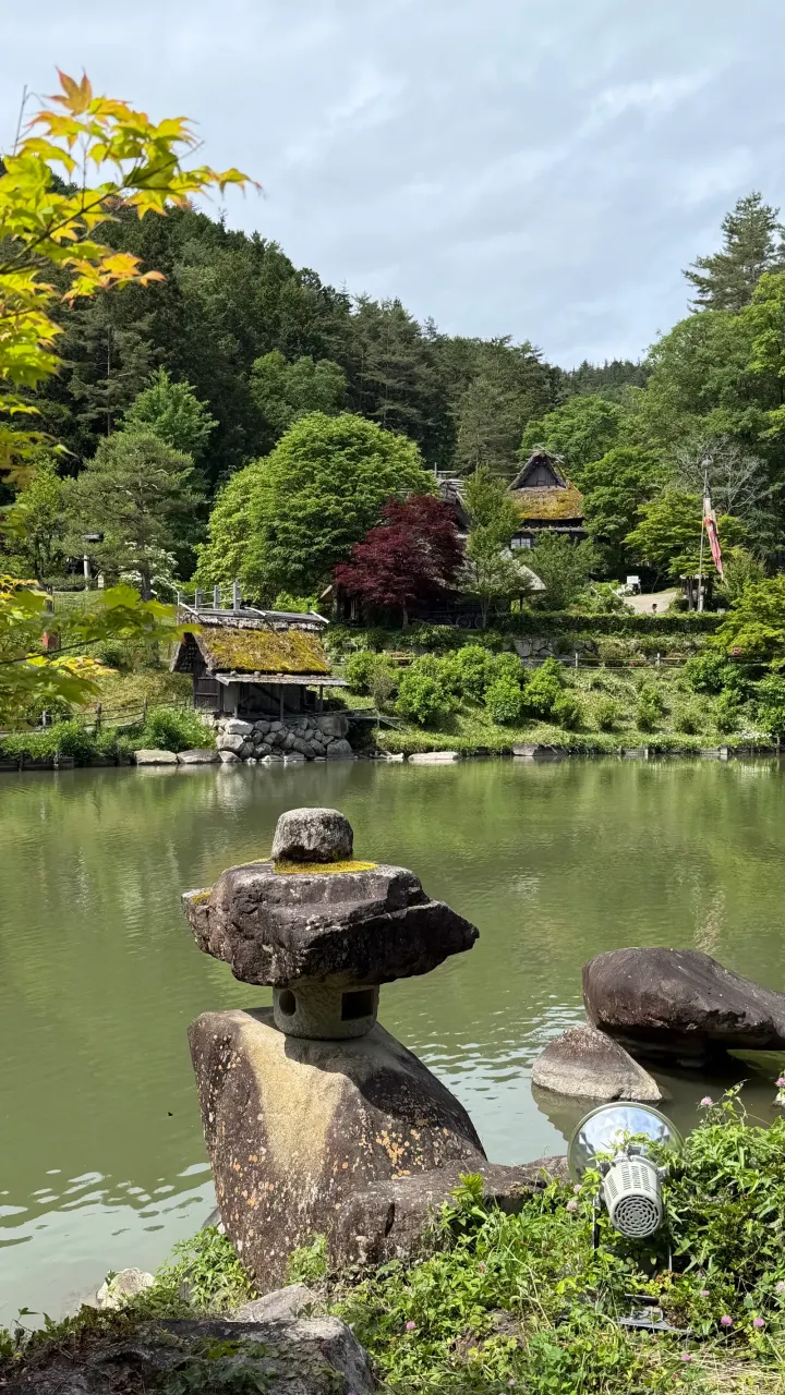 Strohgedecktes Bauernhaus am Teich, Takayama