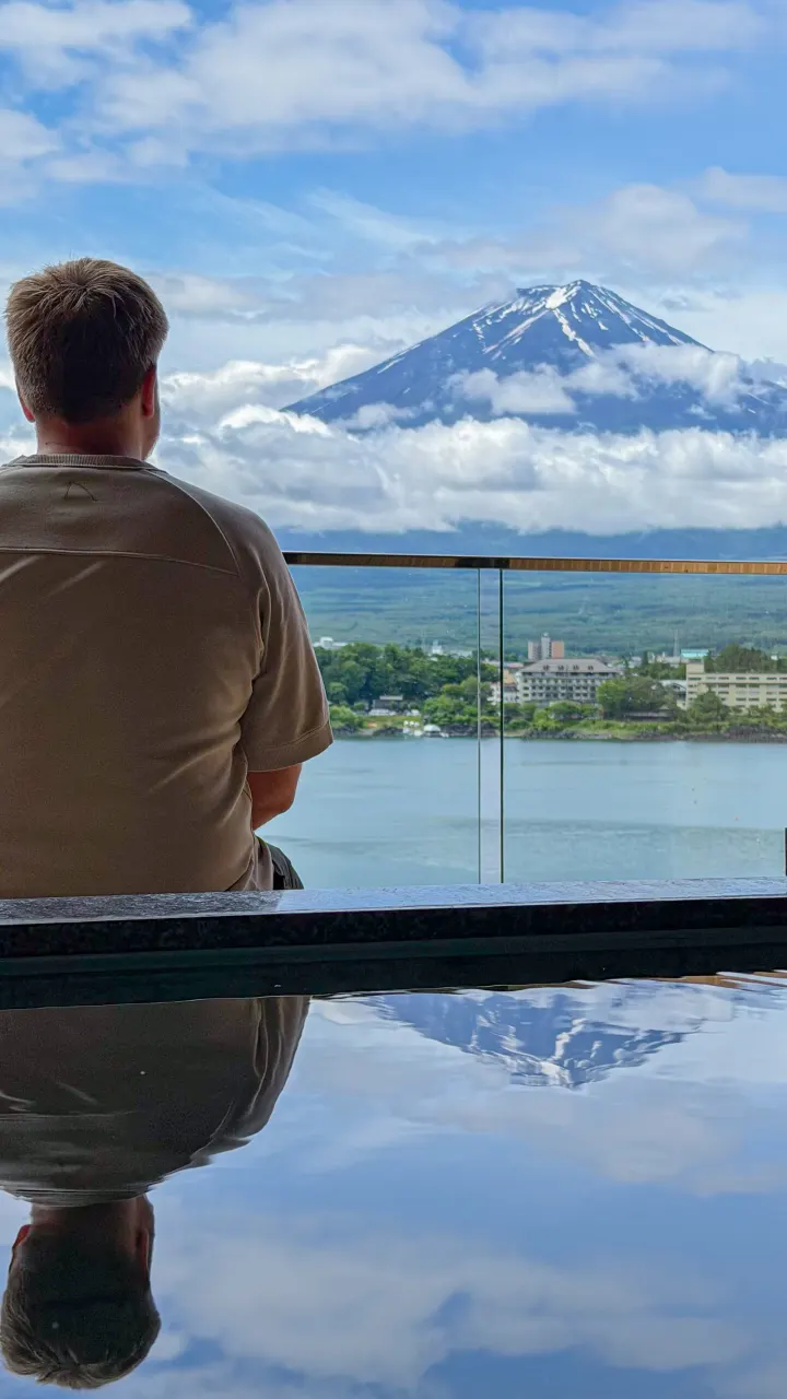 Gespiegelter Fuji vom Onsen-Rand, Kawaguchiko
