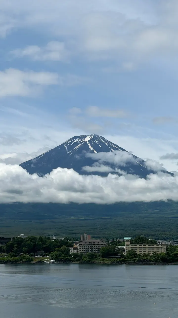 Fuji mit Wolkenkranz über dem See, Kawaguchiko