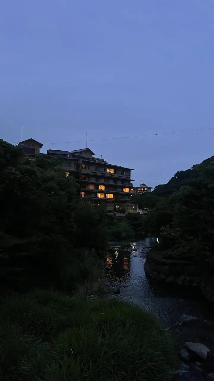 Ryokan am Fluss zur blauen Stunde, Hakone