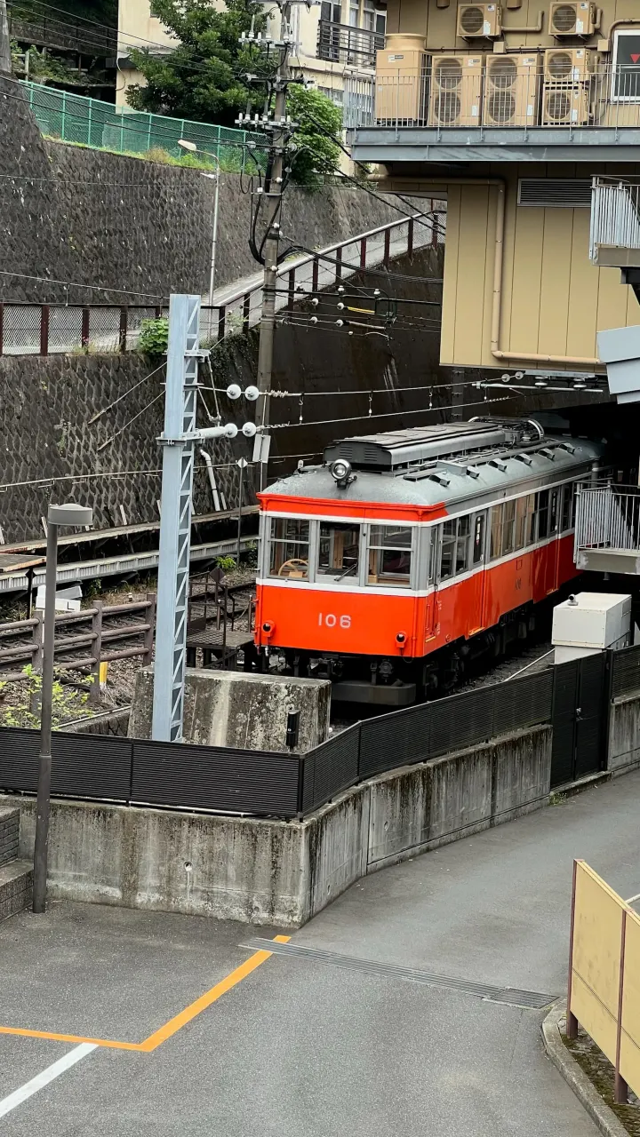 Roter Wagen der Hakone-Tozan-Bergbahn