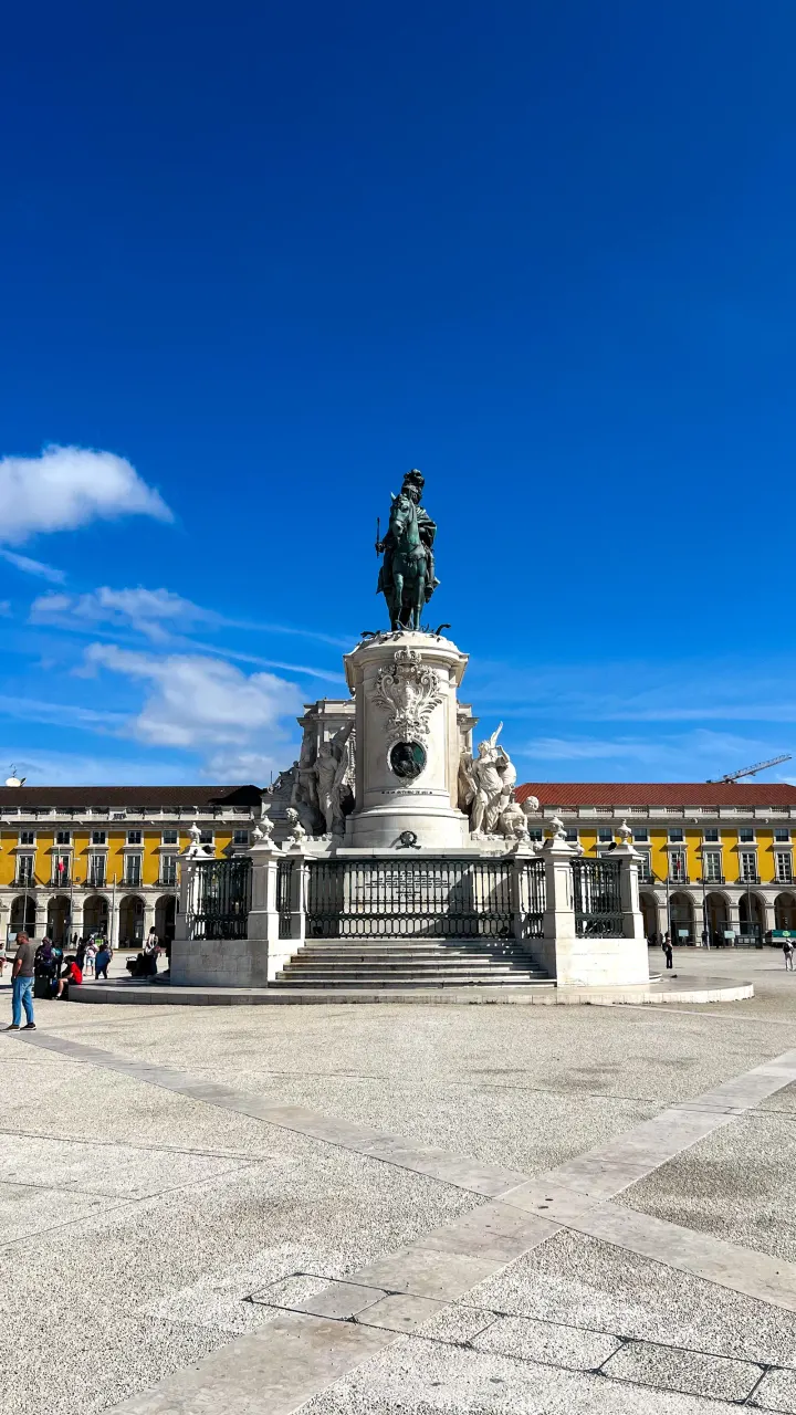 Praça do Comércio mit der Reiterstatue von König José I.
