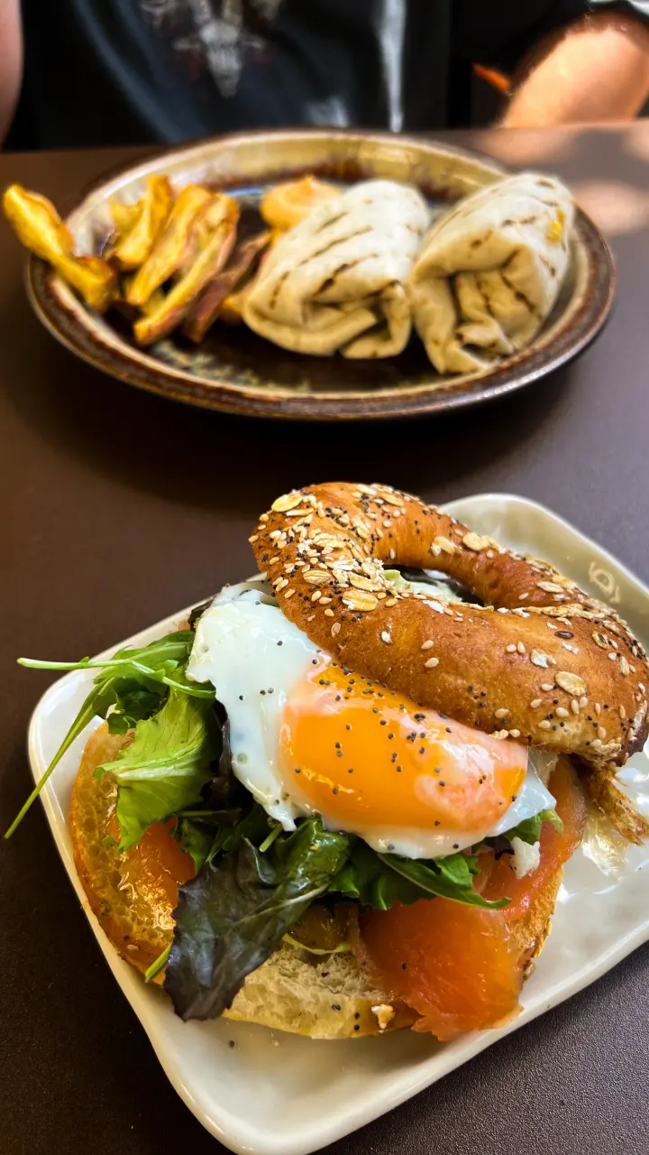 Brunch in Lissabon — Bagel mit Ei und Lachs