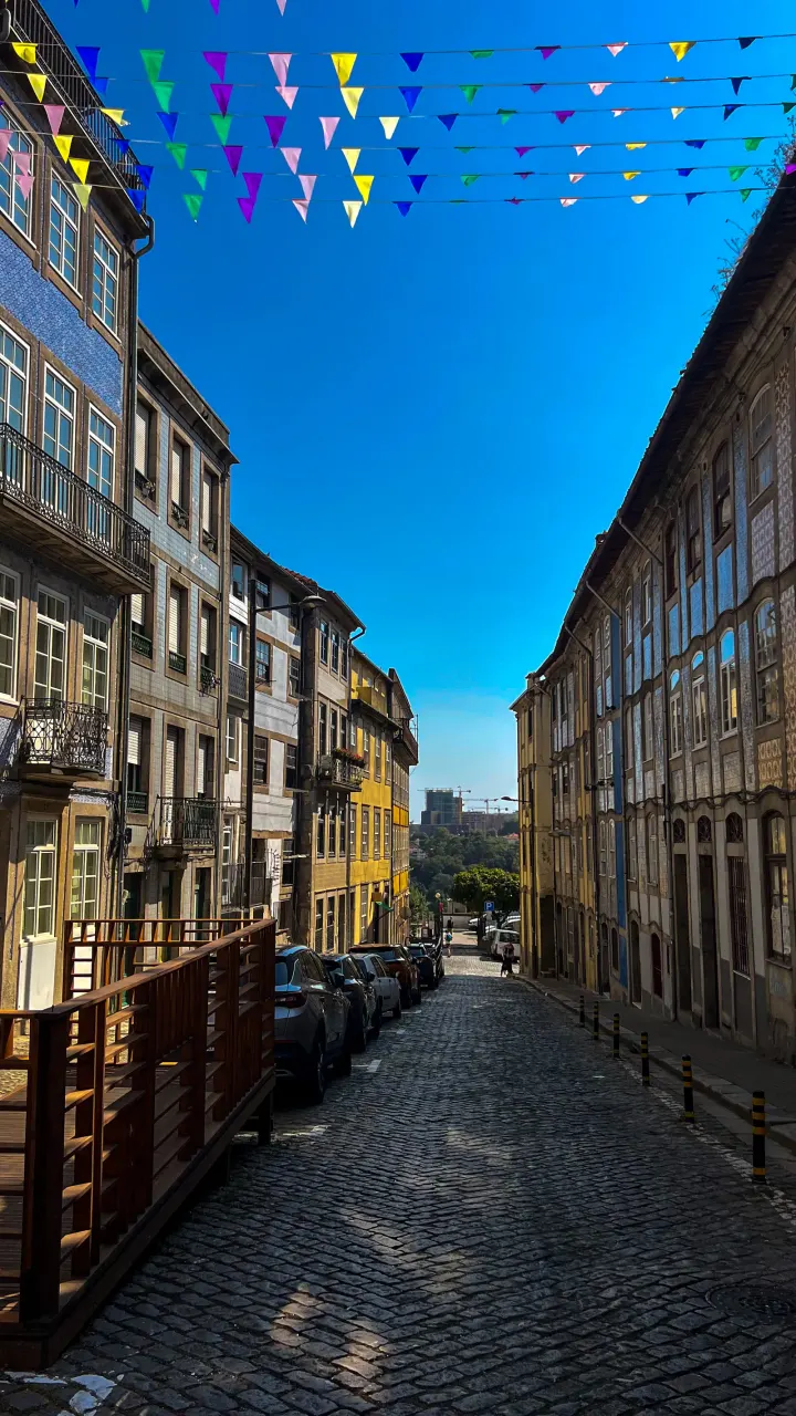 Bunte Wimpel über einer Gasse in Porto