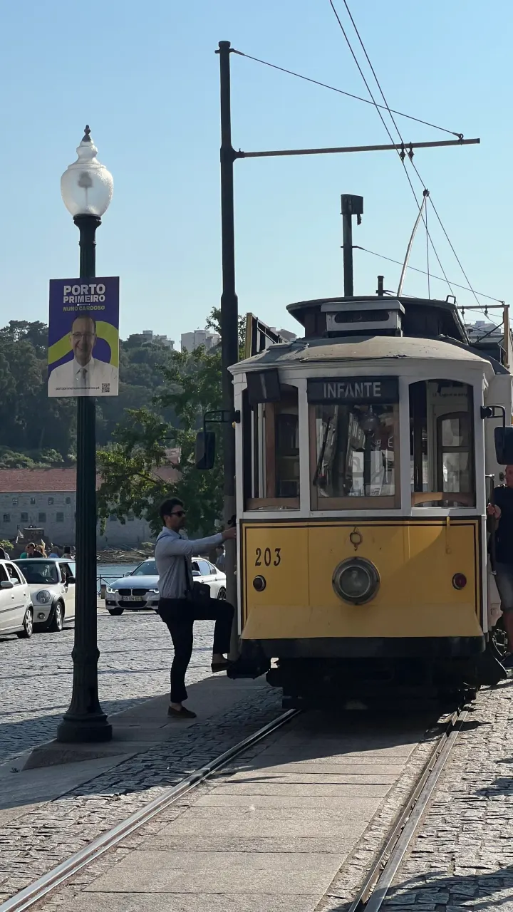Die historische Straßenbahn in Porto