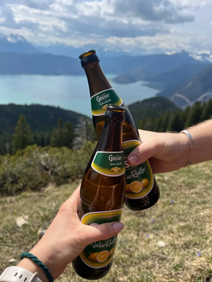 Gipfeljause mit Radler am Jochberg