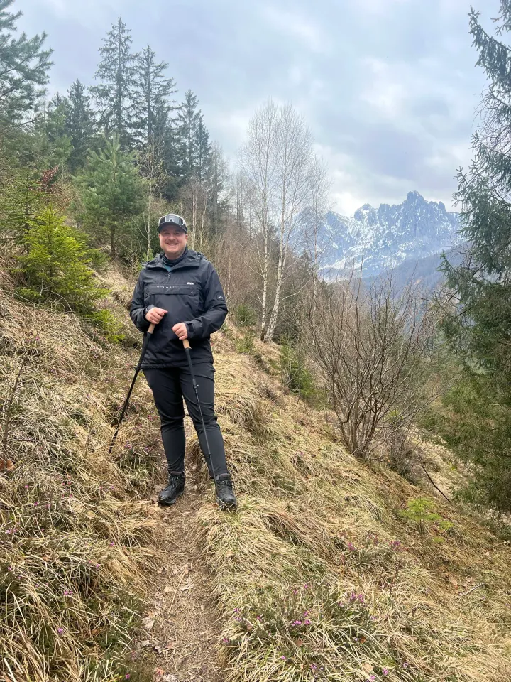 Aufstieg über grasige Hänge zum Kaisergebirge