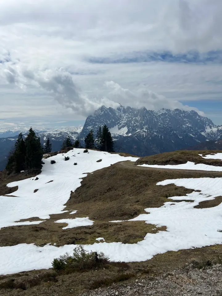 Blick vom Grat aufs verschneite Kaisergebirge