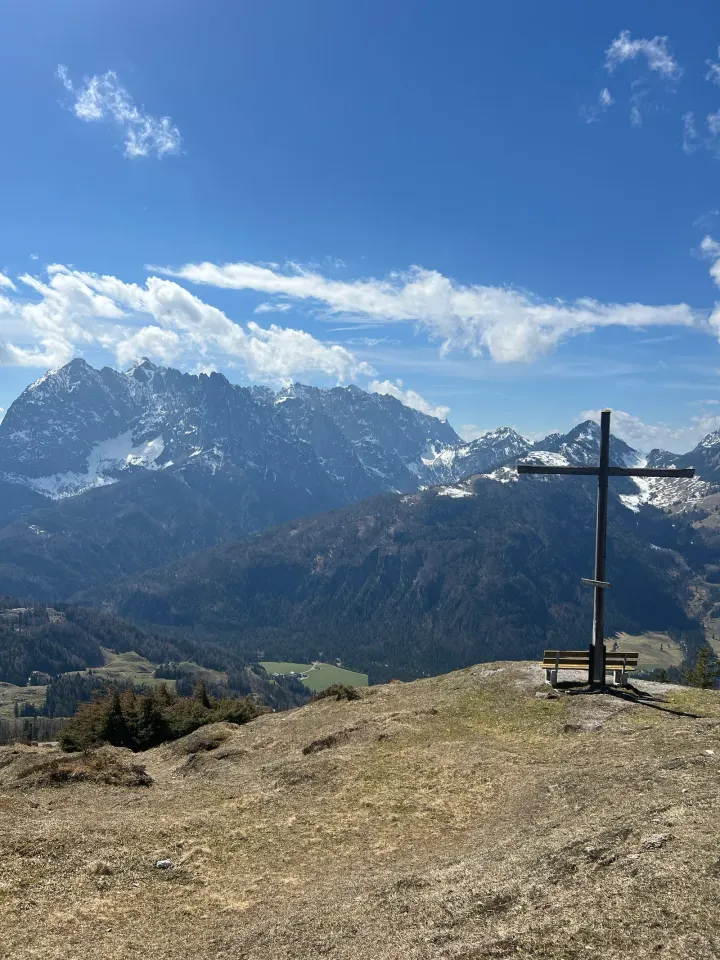 Schnappenkreuz mit Blick zum verschneiten Kaisergebirge