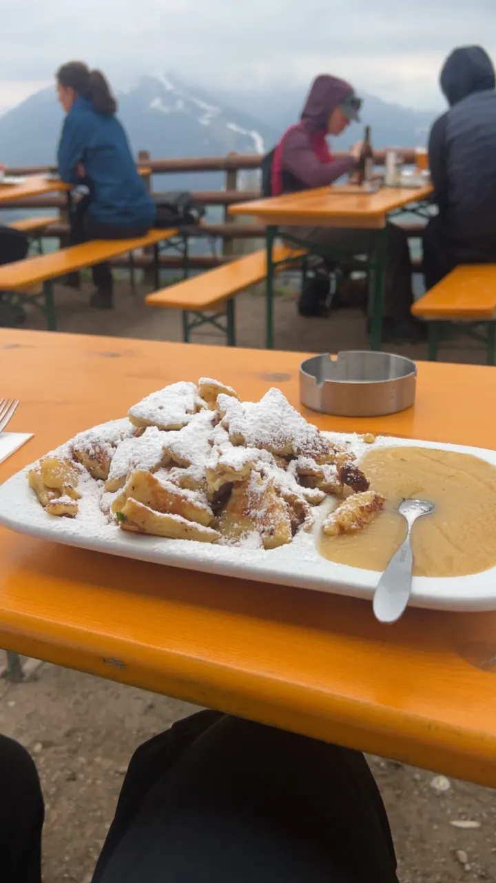 Kaiserschmarrn auf der Hüttenterrasse mit Bergblick
