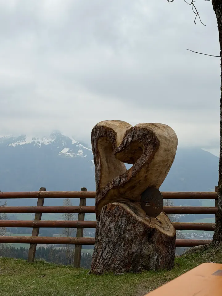 Geschnitztes Holzherz mit Blick zum Kaisergebirge